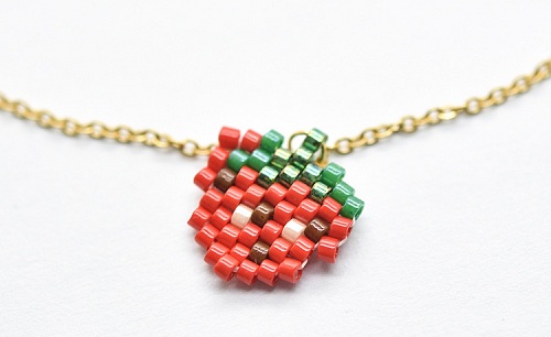 12月24日，手工活外發(fā)加工正規(guī)廠家，純手工加工串珠，開飾品加工廠，在手工之家，這幾點做好了收入就高，圖為飾品類串珠純手工產(chǎn)品剪影