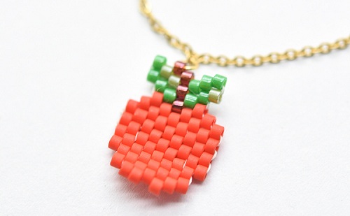 12月24日，手工活外發(fā)加工正規(guī)廠家，純手工加工串珠，開飾品加工廠，在手工之家，這幾點做好了收入就高，圖為飾品類串珠純手工產(chǎn)品剪影