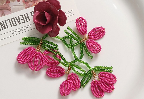 12月25日，在家做的手工活正規(guī)平臺 拿回家做的手工項目，開飾品加工廠，手工之家的純手工你我都能做，圖為飾品類串珠純手工產品剪影