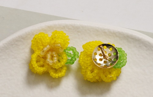 12月27日，外發(fā)手工活正規(guī)平臺，適合的串珠手工項目，開飾品加工廠，手工之家的創(chuàng)新成果大家共享，圖為飾品類串珠純手工產(chǎn)品剪影