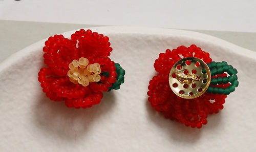 12月27日，外發(fā)手工活正規(guī)平臺，適合的串珠手工項目，開飾品加工廠，手工之家的創(chuàng)新成果大家共享，圖為飾品類串珠純手工產(chǎn)品剪影