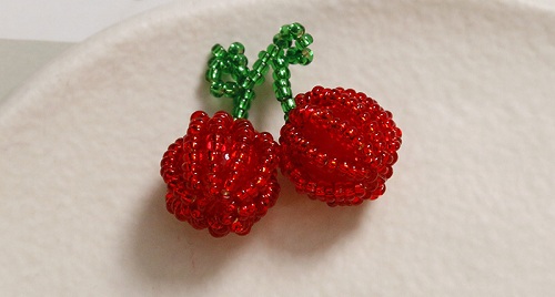 12月28日，寶媽手工活兼職，正規(guī)手工接單平臺，開飾品加工廠，在手工之家，產(chǎn)品好所以大家都喜歡，圖為飾品類串珠純手工產(chǎn)品剪影