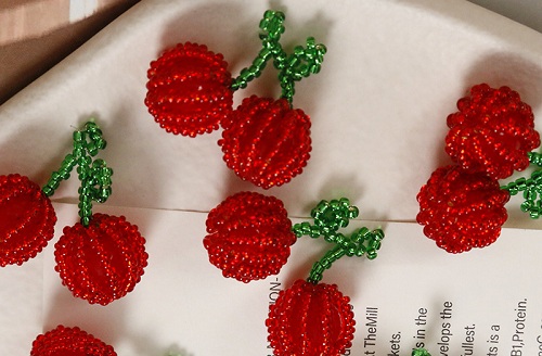 12月28日，寶媽手工活兼職，正規(guī)手工接單平臺，開飾品加工廠，在手工之家，產(chǎn)品好所以大家都喜歡，圖為飾品類串珠純手工產(chǎn)品剪影