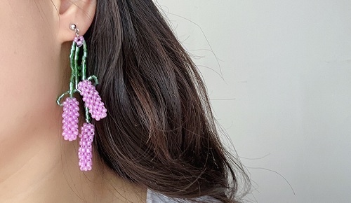 12月30日，手工活外發(fā)加工網(wǎng)，靈活就業(yè)好項目，開飾品加工廠，手工之家服務(wù)好所以合作好，圖為飾品類串珠純手工產(chǎn)品剪影