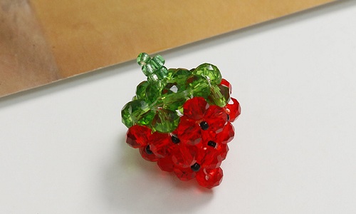 1月1日，新年新開始，手工活外發(fā)一手貨源，在家做手工掙錢，靈活就業(yè)創(chuàng)業(yè)開飾品加工廠，在手工之家，加工和銷售都能掙錢，圖為飾品類串珠純手工產(chǎn)品剪影