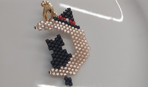 1月4日，手工活接單正規(guī)平臺，拿回家做的手工項(xiàng)目，開飾品加工廠，在手工之家，大家的收入合作越久越好，圖為飾品類串珠純手工產(chǎn)品剪影