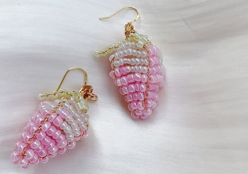 1月5日，可在家做的兼職手工活，想接正規(guī)廠家手工項(xiàng)目,開飾品加工廠，在手工之家，想要多掙錢該怎樣做，圖為飾品類串珠純手工產(chǎn)品剪影