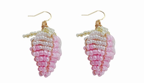 1月5日，可在家做的兼職手工活，想接正規(guī)廠家手工項(xiàng)目,開飾品加工廠，在手工之家，想要多掙錢該怎樣做，圖為飾品類串珠純手工產(chǎn)品剪影