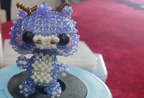 1月7日，外發(fā)手工活正規(guī)平臺，居家手工串珠靈活就業(yè)，開飾品加工廠，在手工之家，純手工項目有特點，好合作，圖為飾品類串珠純手工產(chǎn)品剪影