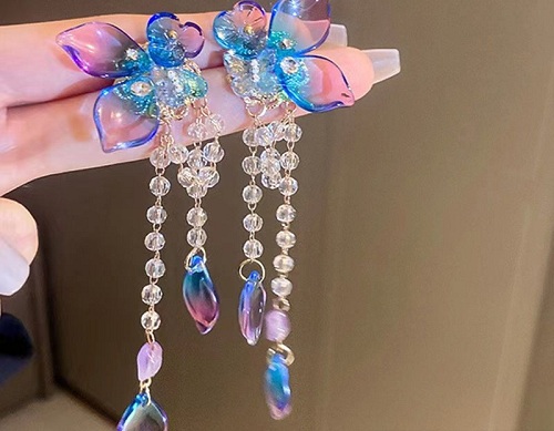 1月8日，在家能做的兼職正規(guī)手工，在家靈活就業(yè)串珠手工項(xiàng)目，開飾品加工廠，手工之家的發(fā)展是大家努力的結(jié)果，圖為飾品類串珠純手工產(chǎn)品剪影