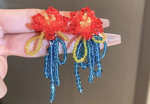 1月8日，在家能做的兼職正規(guī)手工，在家靈活就業(yè)串珠手工項(xiàng)目，開飾品加工廠，手工之家的發(fā)展是大家努力的結(jié)果，圖為飾品類串珠純手工產(chǎn)品剪影