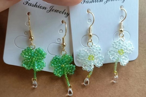 1月9日，兼職手工活外發(fā)加工在家可做，純手工項(xiàng)目在家專兼職都能干，開(kāi)飾品加工廠，手工之家專心發(fā)展手工事業(yè)，圖為飾品類串珠純手工產(chǎn)品剪影