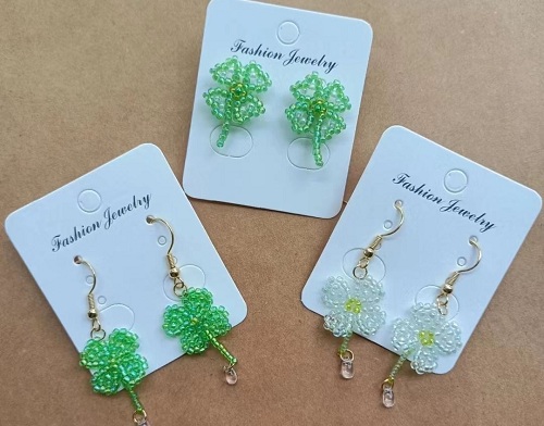 1月9日，兼職手工活外發(fā)加工在家可做，純手工項(xiàng)目在家專兼職都能干，開(kāi)飾品加工廠，手工之家專心發(fā)展手工事業(yè)，圖為飾品類串珠純手工產(chǎn)品剪影