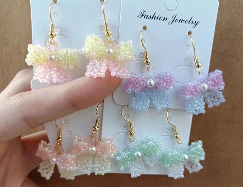 1月10日，手工活外發(fā)加工網(wǎng)，在家做串珠手工掙錢，開飾品加工廠，手工之家讓更多的人靈活掙錢增收，圖為飾品類串珠純手工產(chǎn)品剪影