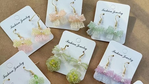 1月10日，手工活外發(fā)加工網(wǎng)，在家做串珠手工掙錢，開飾品加工廠，手工之家讓更多的人靈活掙錢增收，圖為飾品類串珠純手工產(chǎn)品剪影