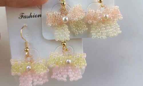 1月10日，手工活外發(fā)加工網(wǎng)，在家做串珠手工掙錢，開飾品加工廠，手工之家讓更多的人靈活掙錢增收，圖為飾品類串珠純手工產(chǎn)品剪影