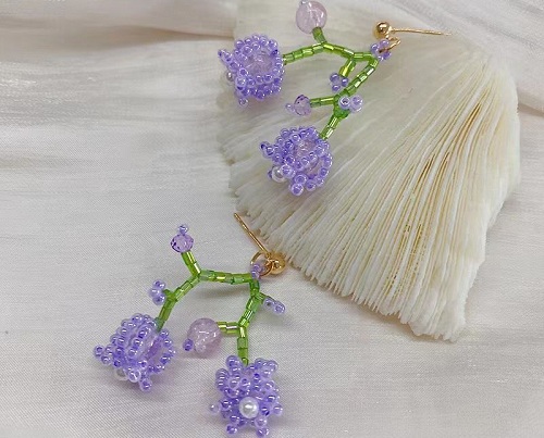 1月12日，手工活兼職招聘信息，在家做串珠手工項(xiàng)目掙錢，開飾品加工廠，手工之家的純手工好做，大家都喜歡，圖為飾品類串珠純手工產(chǎn)品剪影