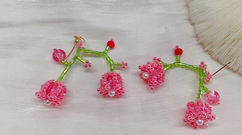 1月12日，手工活兼職招聘信息，在家做串珠手工項(xiàng)目掙錢，開飾品加工廠，手工之家的純手工好做，大家都喜歡，圖為飾品類串珠純手工產(chǎn)品剪影