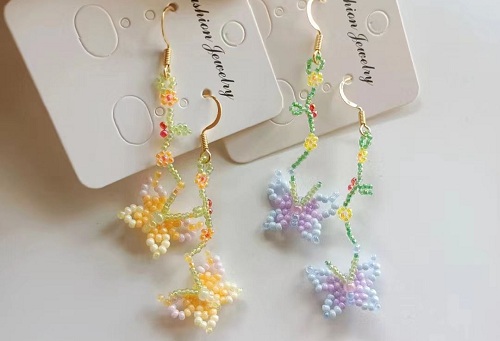 1月14日，哪里可以做手工活兼職，手工項(xiàng)目拿回家做，開飾品加工廠，手工之家真心讓大家合作掙錢增收，圖為飾品類串珠純手工產(chǎn)品剪影