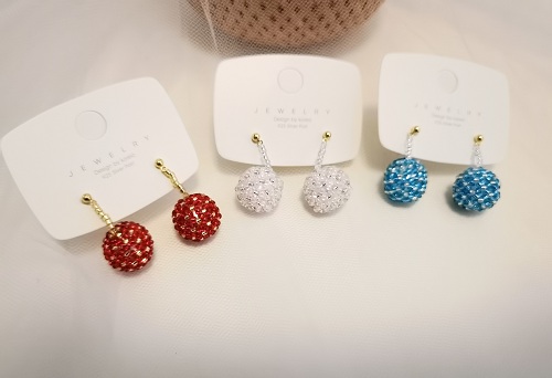 1月16日，農村手工活加工項目去哪里找，拿回家做的手工項目，可以開飾品加工廠，手工之家的手工項目很適合在村里掙錢，圖為飾品類串珠純手工產品剪影