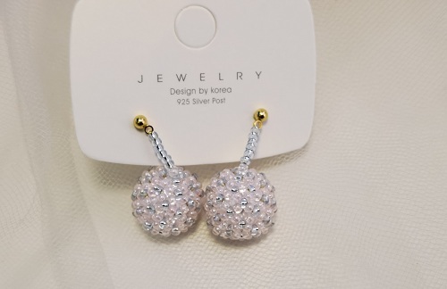 1月16日，農村手工活加工項目去哪里找，拿回家做的手工項目，可以開飾品加工廠，手工之家的手工項目很適合在村里掙錢，圖為飾品類串珠純手工產品剪影