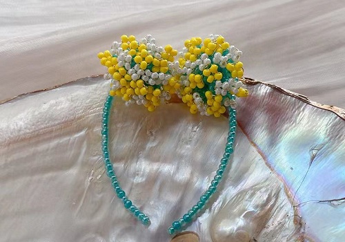 1月21日，手工活拿回家做在哪里找，靈活就業(yè)創(chuàng)業(yè)，開飾品加工廠，手工之家的純手工產品讓人很喜歡，圖為串珠米珠繡手工產品剪影