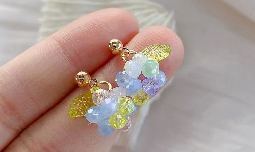 1月21日，手工活拿回家做在哪里找，靈活就業(yè)創(chuàng)業(yè)，開飾品加工廠，手工之家的純手工產品讓人很喜歡，圖為串珠米珠繡手工產品剪影