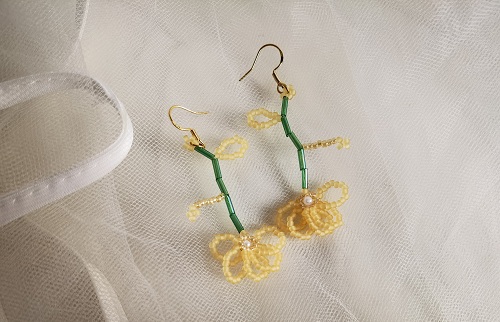 1月22日，在家里就能賺錢的工作，開飾品加工廠，居家手工靈活就業(yè)創(chuàng)業(yè)，誠(chéng)信是大家選擇手工之家的重要原因，圖為串珠米珠繡手工產(chǎn)品剪影