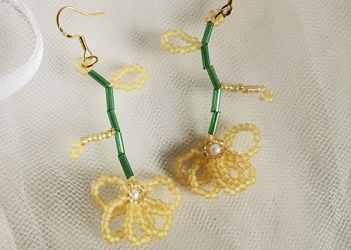 1月22日，在家里就能賺錢的工作，開飾品加工廠，居家手工靈活就業(yè)創(chuàng)業(yè)，誠(chéng)信是大家選擇手工之家的重要原因，圖為串珠米珠繡手工產(chǎn)品剪影