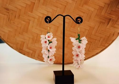 1月25日，在家能做的兼職正規(guī)，手工飾品加工廠掙錢，拿回家做的手工項目，手工之家是合作人員居家掙錢的依靠，圖為串珠米珠繡手工產品剪影