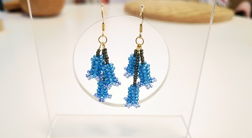 1月26日，手工活接單平臺，靈活就業(yè)的手工，開飾品加工廠，在手工之家，越來越多的人選擇加工銷售一起掙錢，圖為串珠米珠繡手工產(chǎn)品剪影