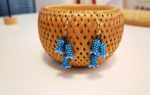 1月26日，手工活接單平臺，靈活就業(yè)的手工，開飾品加工廠，在手工之家，越來越多的人選擇加工銷售一起掙錢，圖為串珠米珠繡手工產(chǎn)品剪影