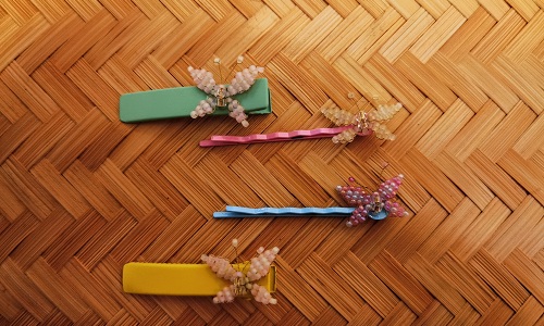 1月27日，附近有沒有兼職手工活，居家靈活就業(yè)的好副業(yè)，開飾品加工廠，手工之家長久穩(wěn)定讓大家放心，圖為串珠純手工產(chǎn)品剪影