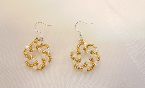 1月30日，家里干的手工活兼職，帶回家做的手工項(xiàng)目，開飾品加工廠，手工之家的合作方式很多，圖為串珠米珠繡手工產(chǎn)品剪影