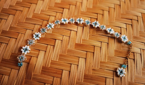 1月31日，手工活外發(fā)加工正規(guī)的廠家，開飾品加工廠，靈活就業(yè)創(chuàng)業(yè)，在手工之家，真實(shí)和共贏是合作的基礎(chǔ)，圖為飾品類串珠純手工產(chǎn)品剪影