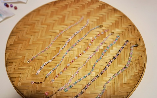 1月31日，手工活外發(fā)加工正規(guī)的廠家，開飾品加工廠，靈活就業(yè)創(chuàng)業(yè)，在手工之家，真實(shí)和共贏是合作的基礎(chǔ)，圖為飾品類串珠純手工產(chǎn)品剪影