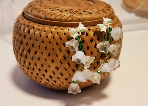 2月1日，手工活外發(fā)一手貨源，開飾品加工廠，在家兼職手工活掙錢，手工之家始終與合作人員一起努力，圖為串珠米珠繡手工產(chǎn)品剪影