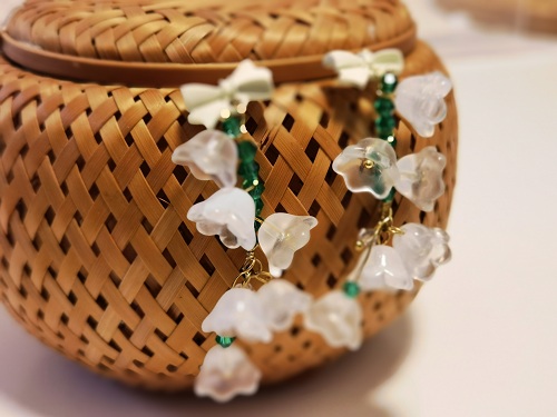 2月1日，手工活外發(fā)一手貨源，開飾品加工廠，在家兼職手工活掙錢，手工之家始終與合作人員一起努力，圖為串珠米珠繡手工產(chǎn)品剪影