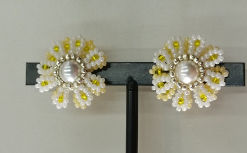 2月3日，手工活兼職可帶回家，開手工飾品加工廠，手工活接單平臺，在手工之家，這里適合合作、也有好收人，圖為串珠米珠繡手工產(chǎn)品剪影