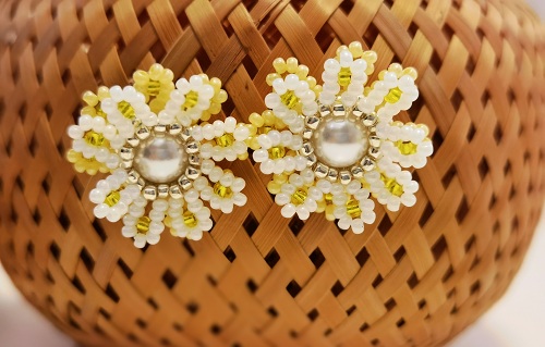 2月3日，手工活兼職可帶回家，開手工飾品加工廠，手工活接單平臺，在手工之家，這里適合合作、也有好收人，圖為串珠米珠繡手工產(chǎn)品剪影