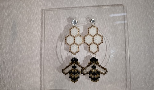 2月4日，手工活外發(fā)加工怎么找貨源，想接正規(guī)廠家的手工，開(kāi)飾品加工廠，在手工之家，創(chuàng)新始終是發(fā)展的重要保障，圖為串珠米珠繡手工產(chǎn)品剪影