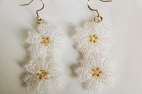 2月5日，手工活外發(fā)是真的嗎，開飾品加工廠，靈活就業(yè)做手工掙錢，產品和服務為手工之家?guī)砹己冒l(fā)展，圖為串珠米珠繡手工產品剪影