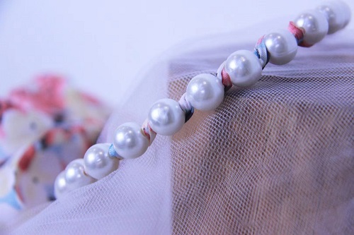 2月6日，在家里做什么可以掙錢，可以拿回家做的手工項(xiàng)目，開飾品加工廠，手工之家適合大家的不同掙錢方式，圖為串珠米珠繡純手工產(chǎn)品剪影