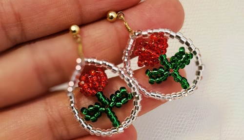 2月15日，在家里做什么可以掙錢，可以拿回家做的手工項(xiàng)目，開(kāi)飾品加工廠，一年之始，手工之家有適合大家的不同掙錢方式，圖為串珠米珠繡純手工產(chǎn)品剪影