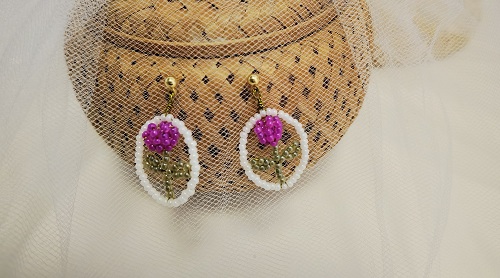 2月15日，在家里做什么可以掙錢，可以拿回家做的手工項(xiàng)目，開(kāi)飾品加工廠，一年之始，手工之家有適合大家的不同掙錢方式，圖為串珠米珠繡純手工產(chǎn)品剪影