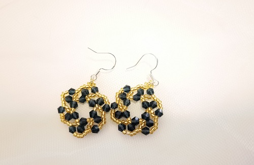 2月19日，兼職手工活外發(fā)加工在家可做，在家做手工，靈活就業(yè)創(chuàng)業(yè)，開飾品加工廠，在手工之家，一年四季都是做手工掙錢的好時光，圖為串珠米珠繡手工產(chǎn)品剪影