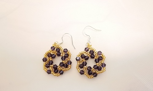 2月19日，兼職手工活外發(fā)加工在家可做，在家做手工，靈活就業(yè)創(chuàng)業(yè)，開飾品加工廠，在手工之家，一年四季都是做手工掙錢的好時光，圖為串珠米珠繡手工產(chǎn)品剪影