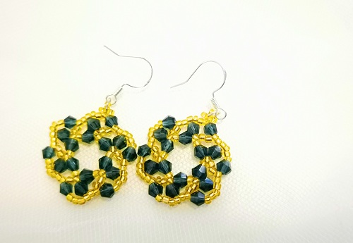 2月19日，兼職手工活外發(fā)加工在家可做，在家做手工，靈活就業(yè)創(chuàng)業(yè)，開飾品加工廠，在手工之家，一年四季都是做手工掙錢的好時光，圖為串珠米珠繡手工產(chǎn)品剪影