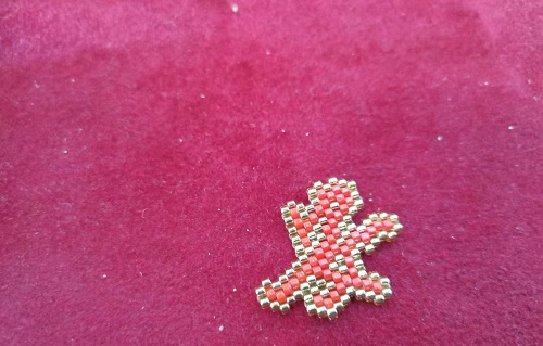 2月22日，兼職手工活外發(fā)加工在家可做，在家掙錢的好副業(yè)，開飾品加工廠，在手工之家，要掙錢就要行動(dòng)起來，圖為串珠米珠繡手工產(chǎn)品剪影