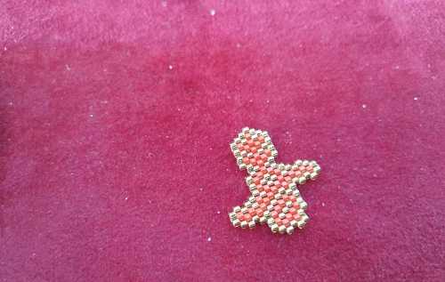 2月22日，兼職手工活外發(fā)加工在家可做，在家掙錢的好副業(yè)，開飾品加工廠，在手工之家，要掙錢就要行動(dòng)起來，圖為串珠米珠繡手工產(chǎn)品剪影